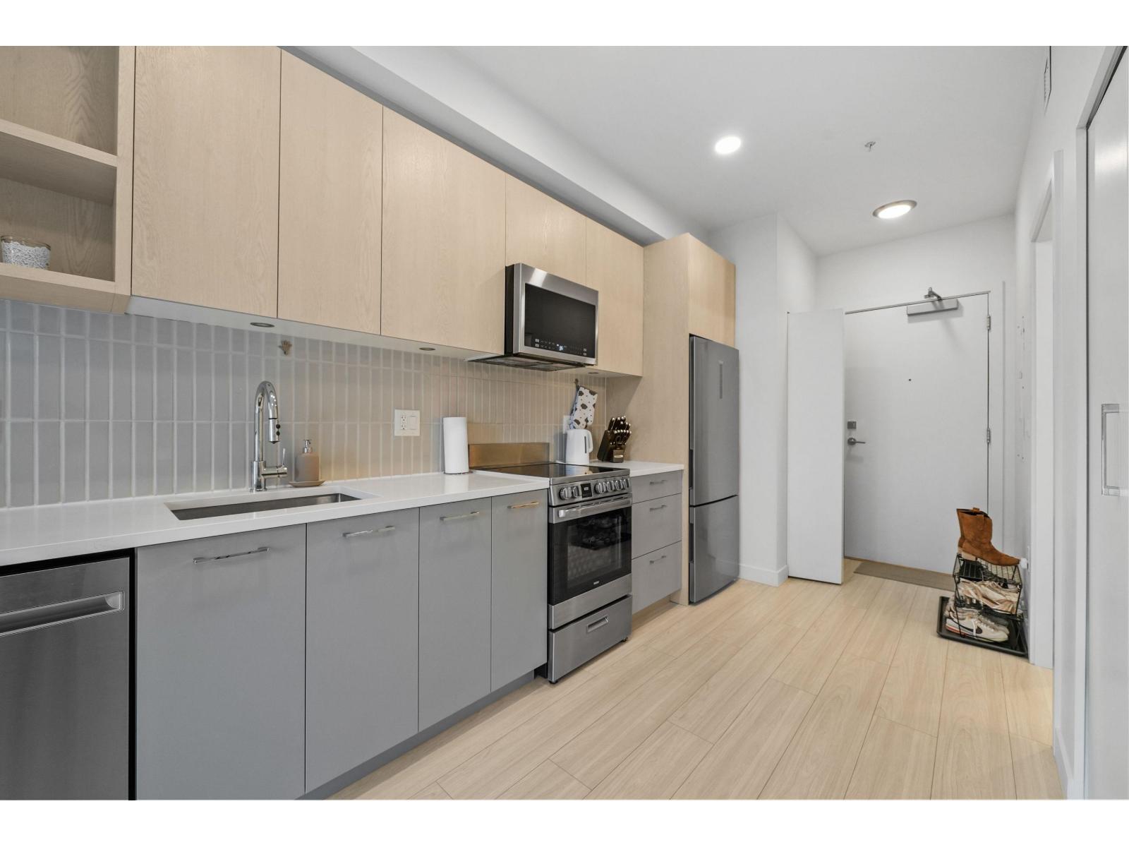 211 10777 138 Street, Surrey, British Columbia  V3T 0T5 - Photo 3 - R3120238