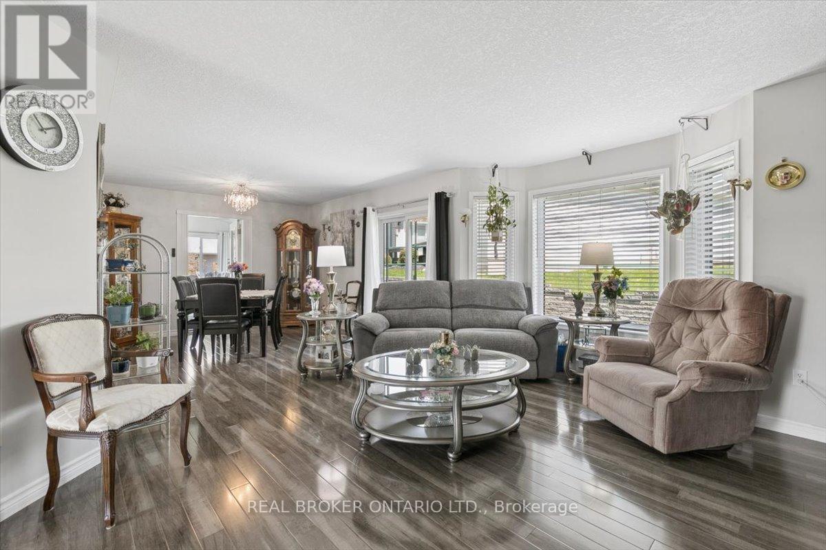 17 Greenfield Place, Wilmot, Ontario  N3A 2G6 - Photo 4 - X13090940