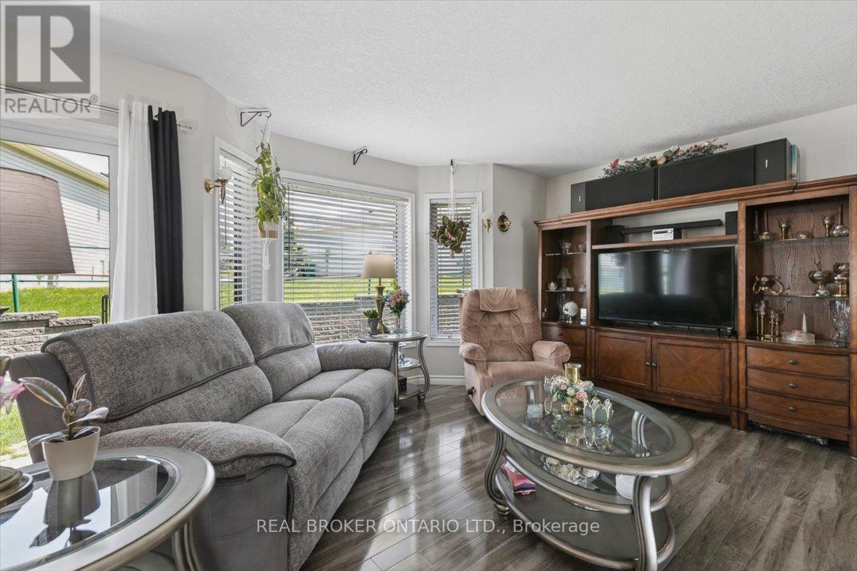 17 Greenfield Place, Wilmot, Ontario  N3A 2G6 - Photo 6 - X13090940