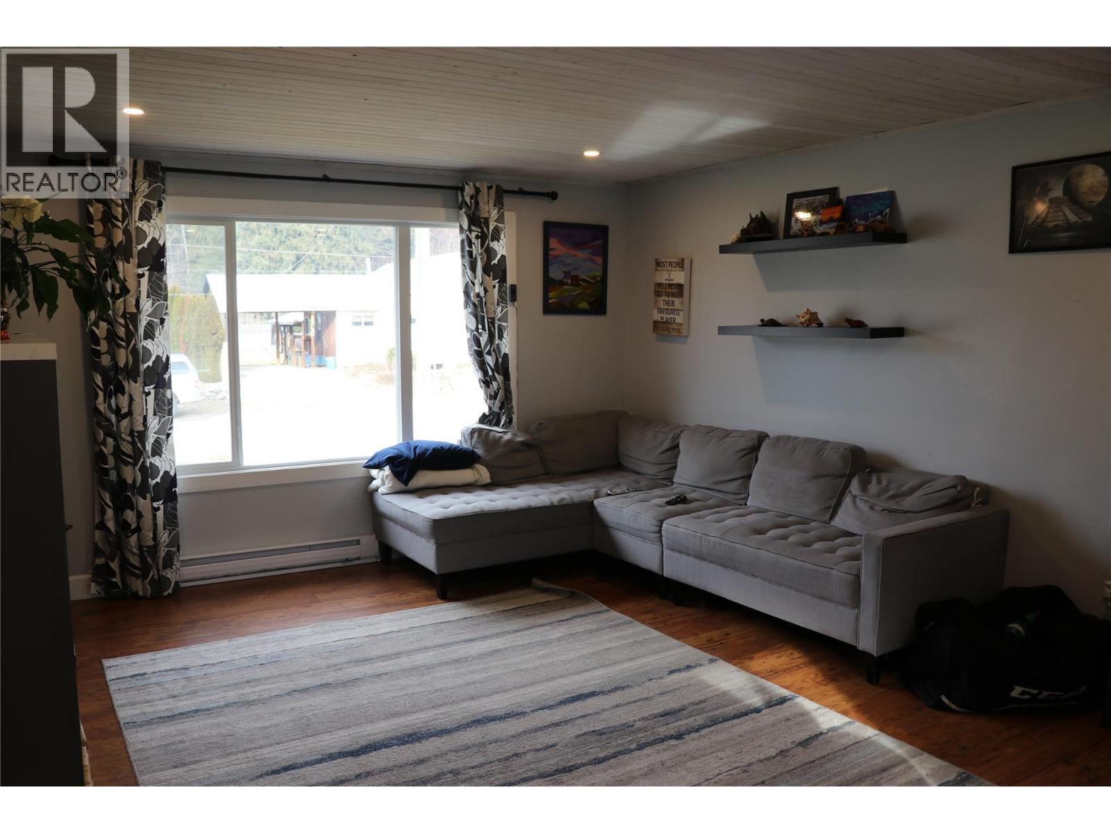 304 5th  NW Street, Nakusp, British Columbia  V0G 1R0 - Photo 7 - 10376033