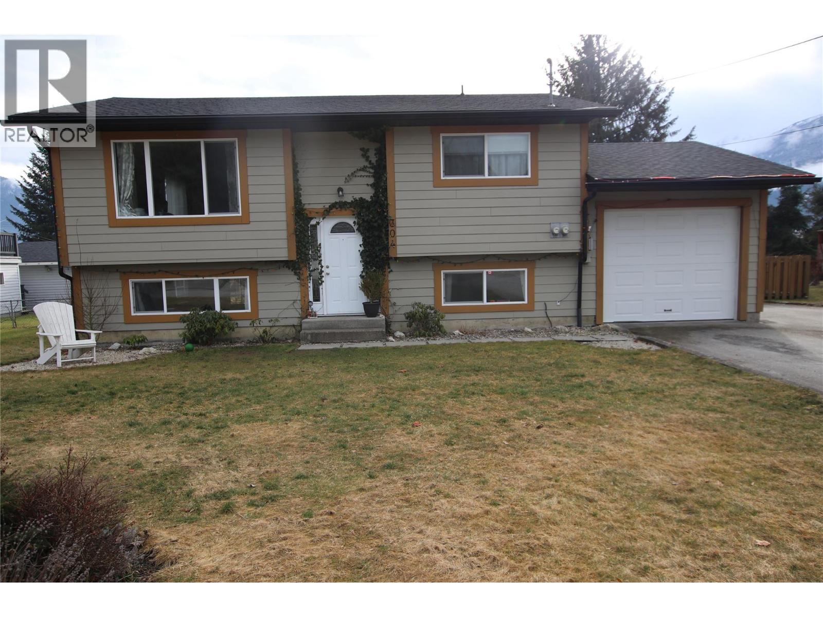 304 5th  NW Street, Nakusp, British Columbia  V0G 1R0 - Photo 1 - 10376033