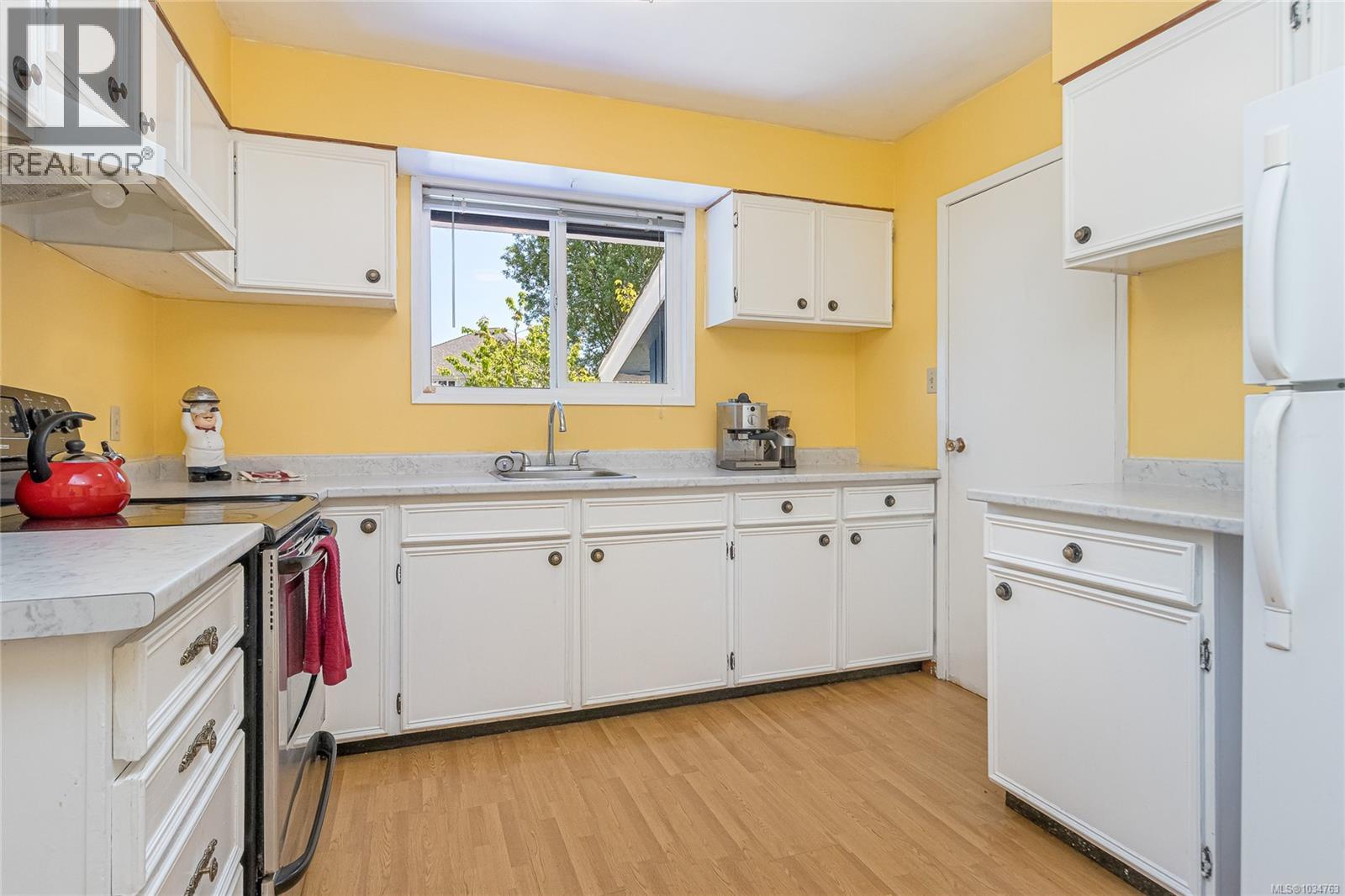 For Sale: 610 Chinook Ave, Parksville, ON | 4 Bed, 3 Bath House for $295,000. See 26 photos!