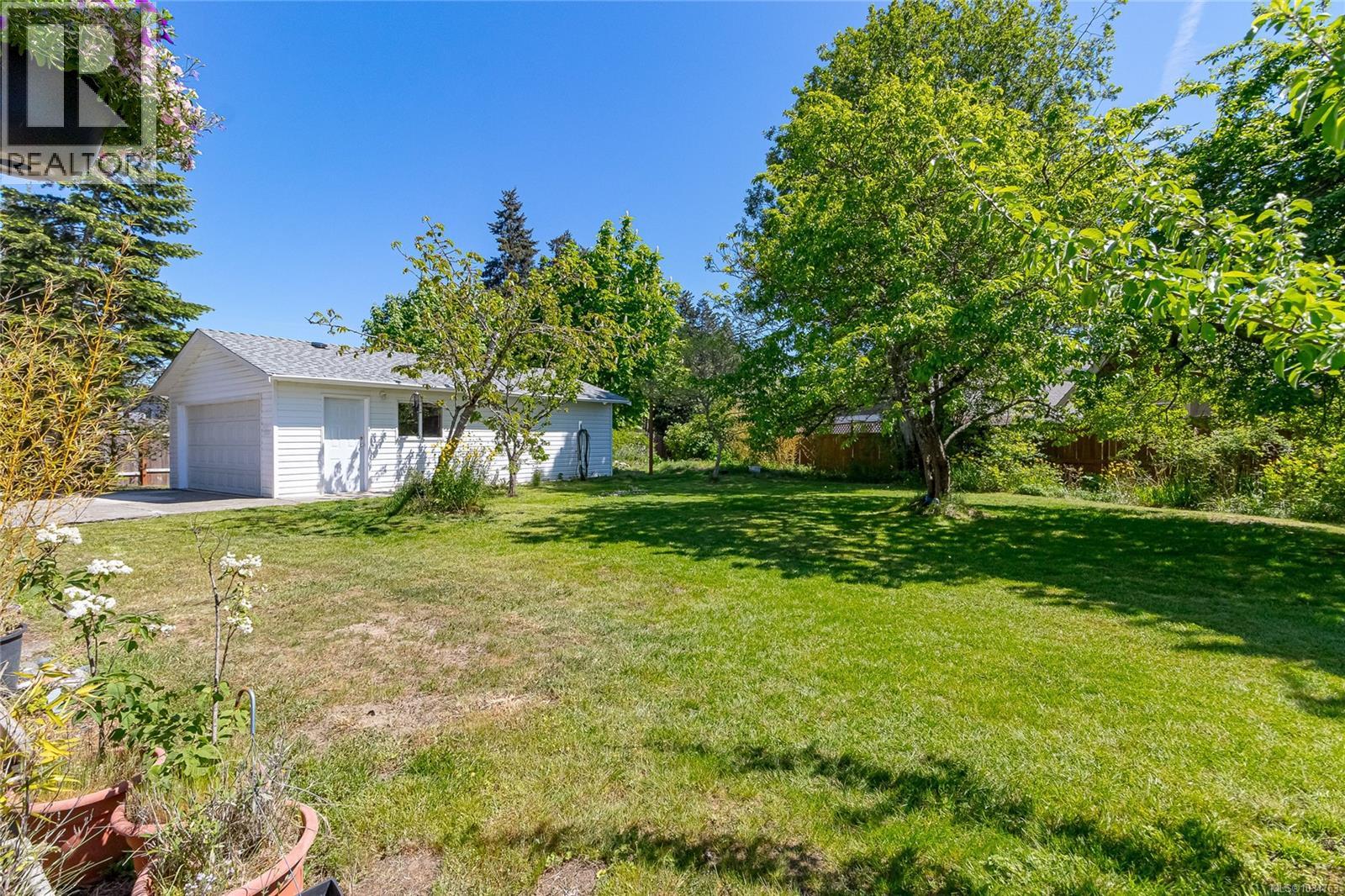 For Sale: 610 Chinook Ave, Parksville, ON | 4 Bed, 3 Bath House for $295,000. See 26 photos!