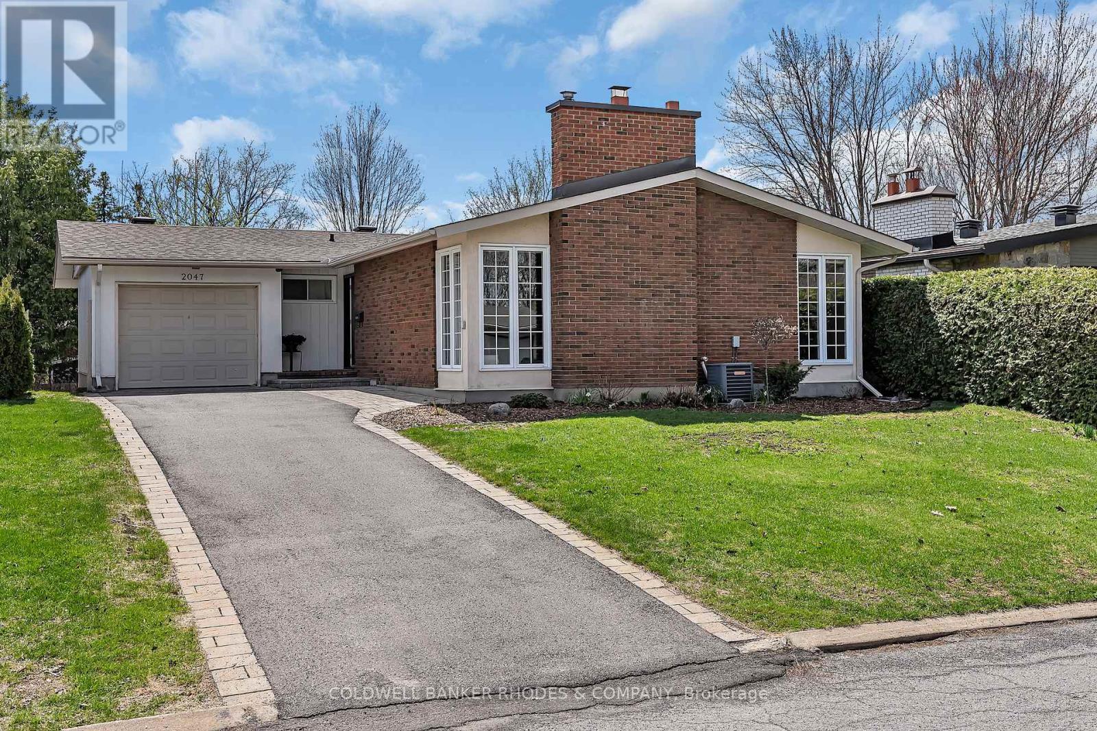 2047 Woodglen Crescent, Ottawa, Ontario  K1J 6G6 - Photo 1 - X13091184