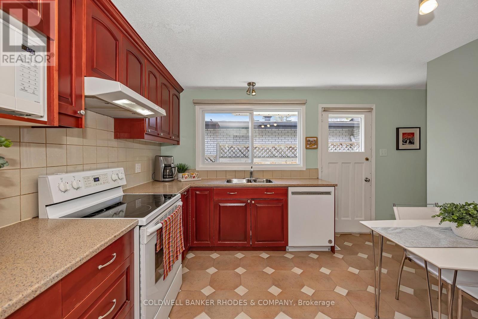 2047 Woodglen Crescent, Ottawa, Ontario  K1J 6G6 - Photo 12 - X13091184