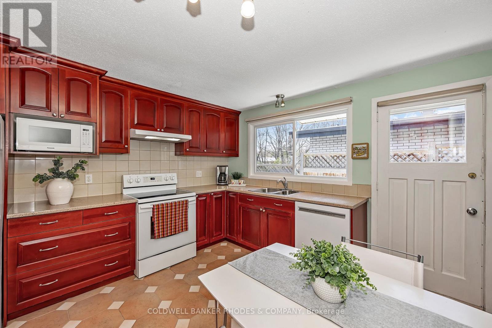2047 Woodglen Crescent, Ottawa, Ontario  K1J 6G6 - Photo 13 - X13091184