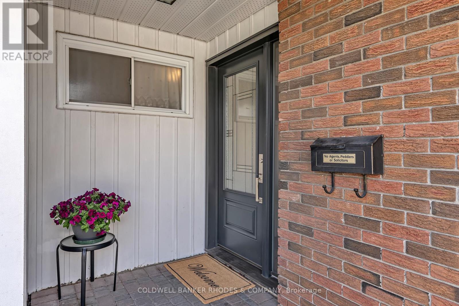 2047 Woodglen Crescent, Ottawa, Ontario  K1J 6G6 - Photo 2 - X13091184