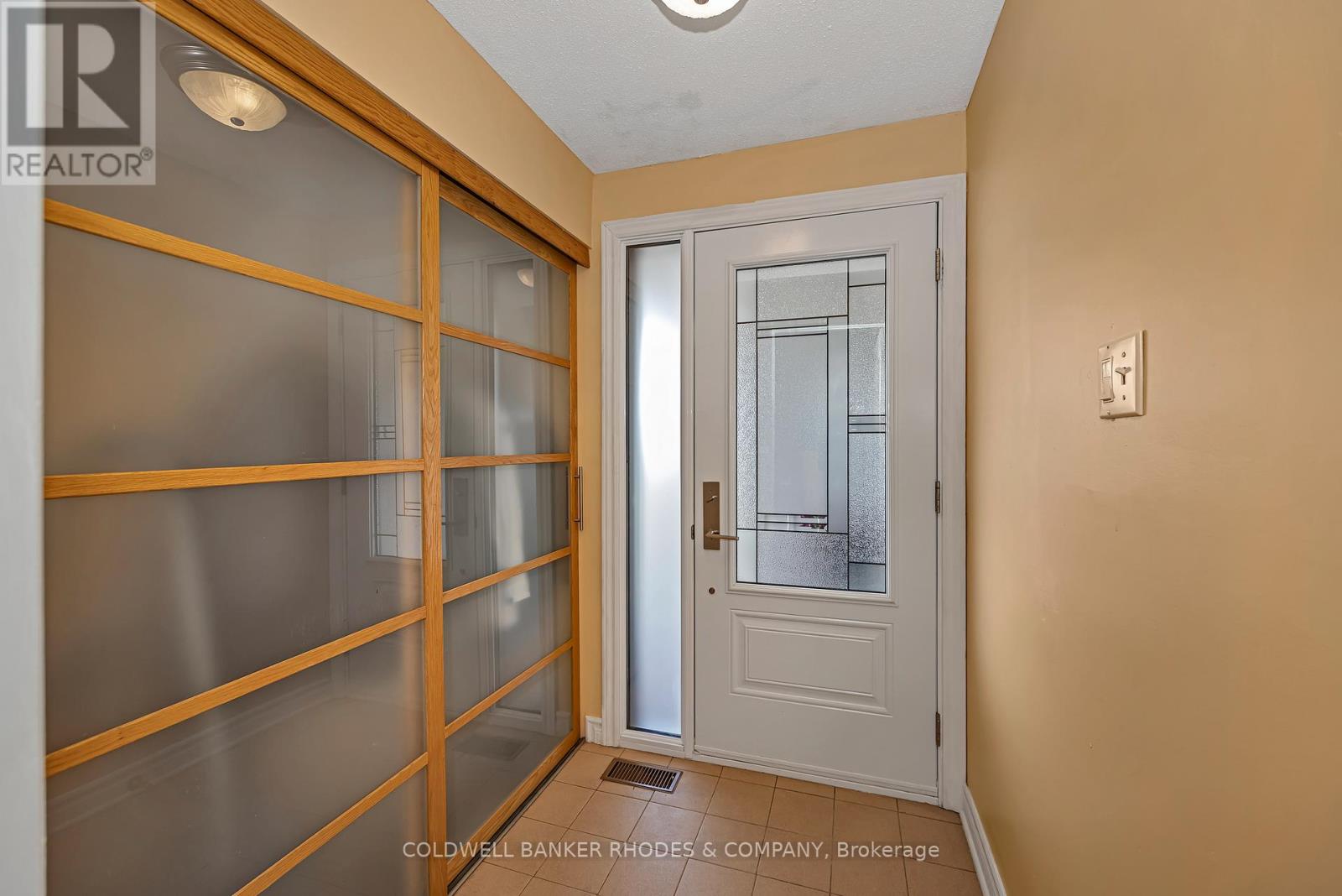 2047 Woodglen Crescent, Ottawa, Ontario  K1J 6G6 - Photo 3 - X13091184