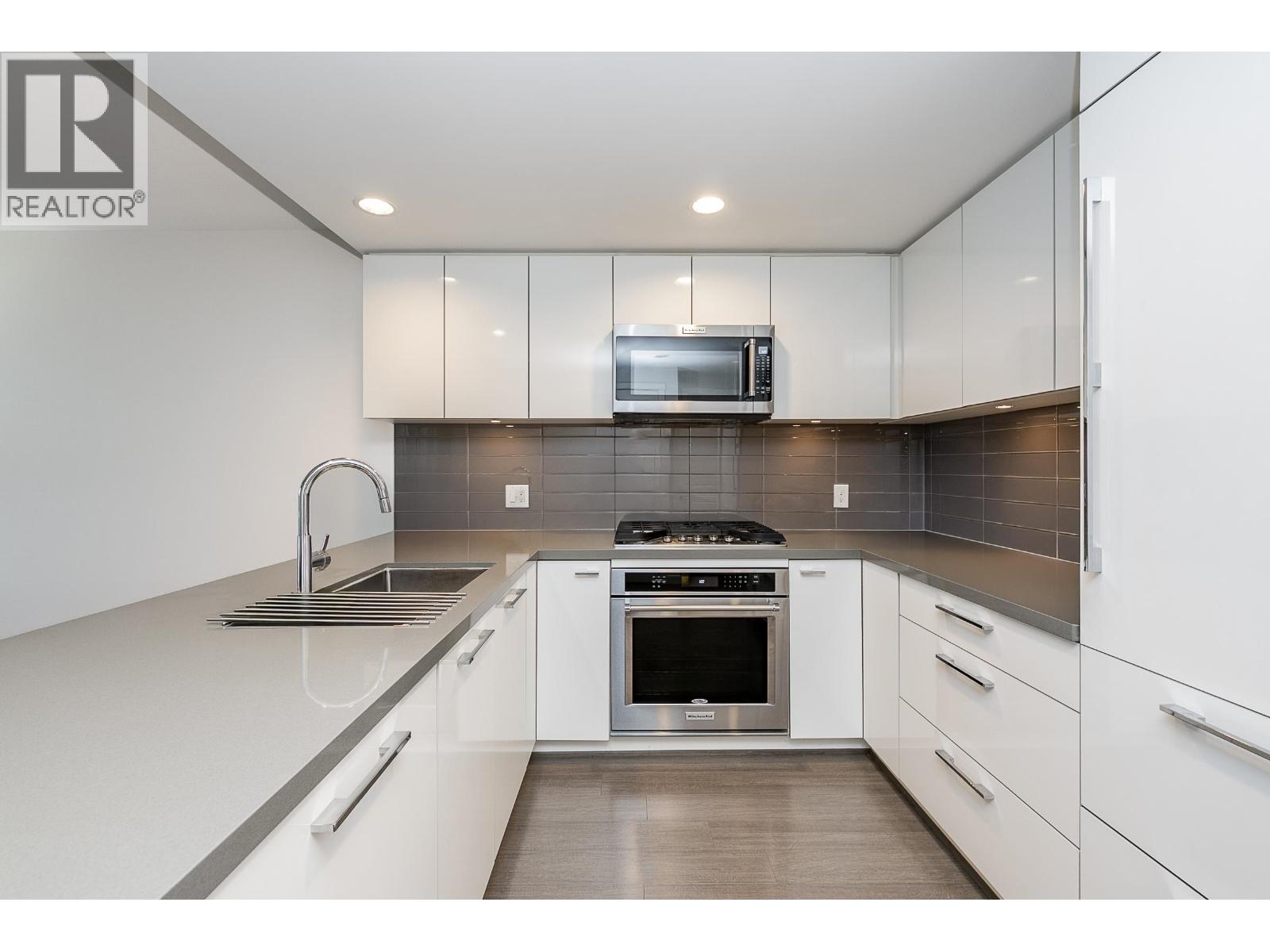 2207 3093 Windsor Gate, Coquitlam, British Columbia  V3B 0N2 - Photo 2 - R3120157