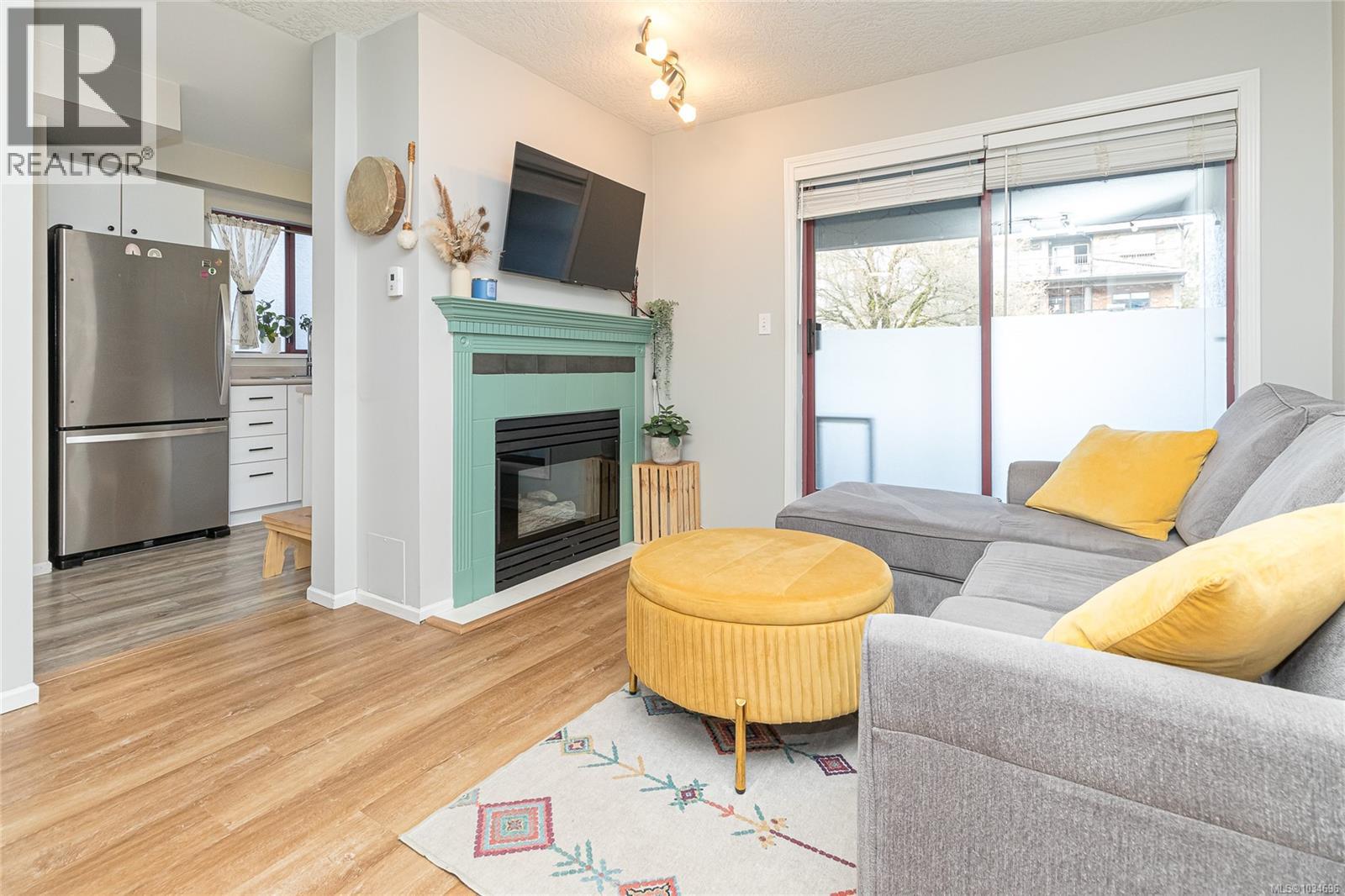 209 545 Manchester Rd, Victoria, British Columbia  V8T 5H6 - Photo 1 - 1034696