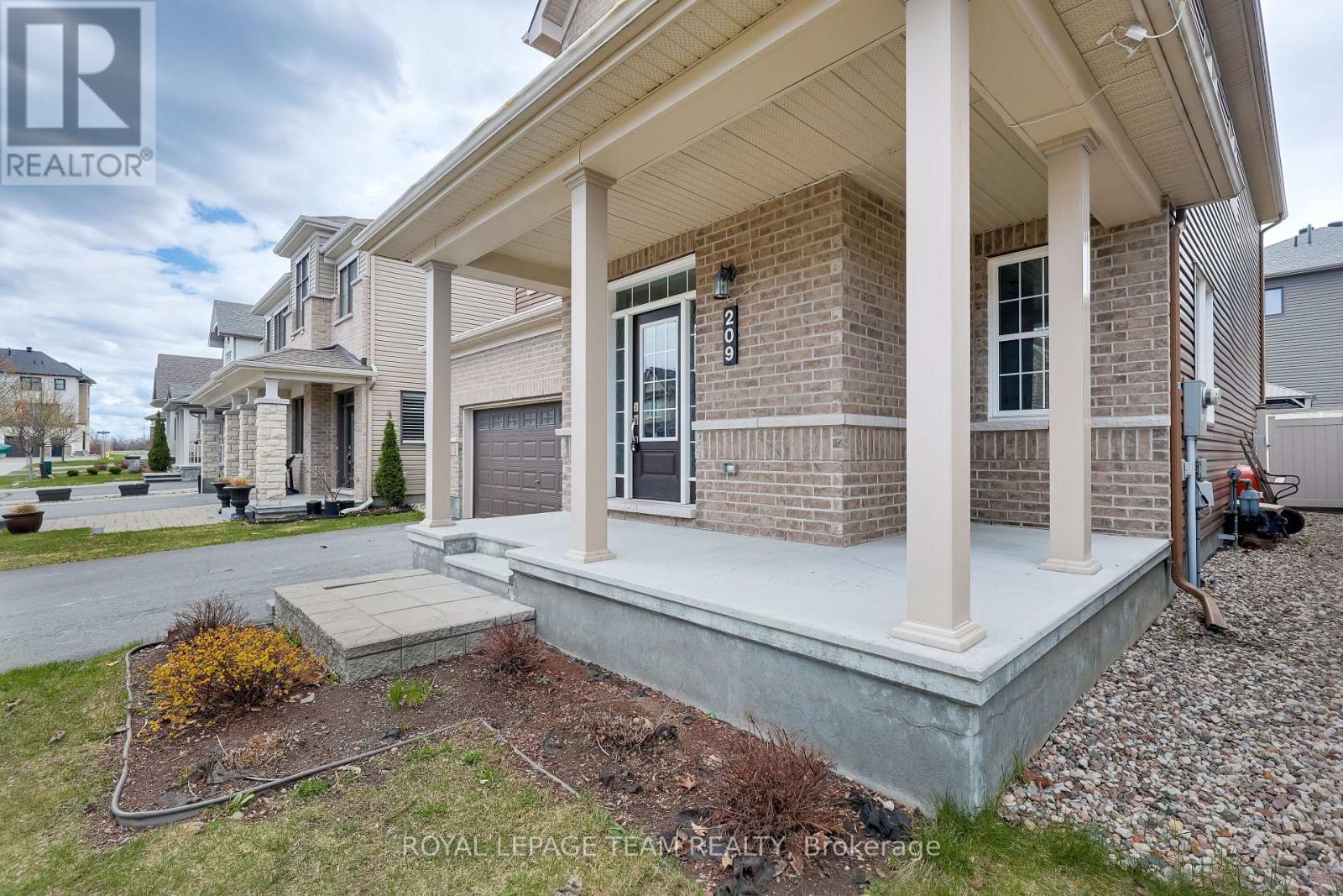 209 Mission Trail Crescent, Ottawa, Ontario  K2T 0H7 - Photo 2 - X12920216