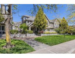 3 222 E 5TH STREET, North Vancouver, British Columbia
