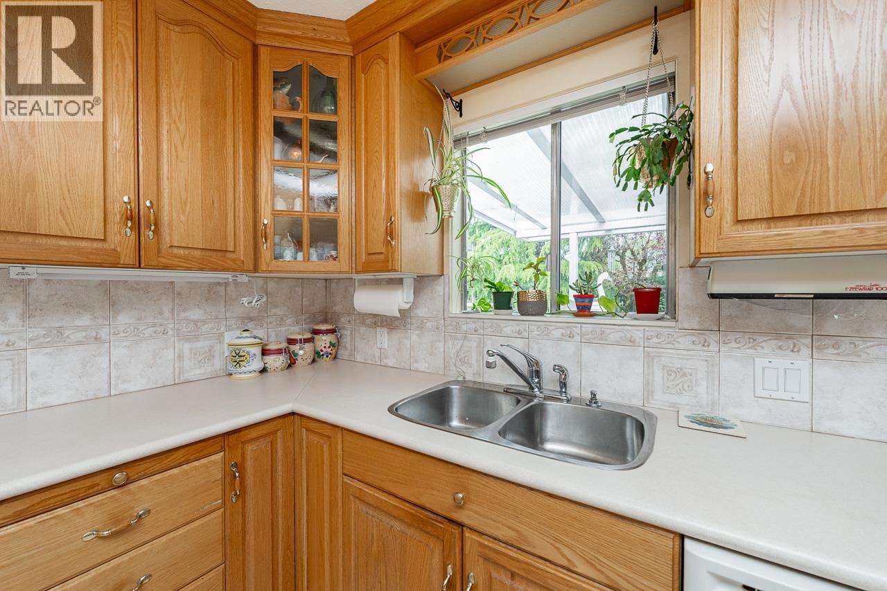 7055 Kitchener Street, Burnaby, British Columbia  V5A 1K8 - Photo 9 - R3120063