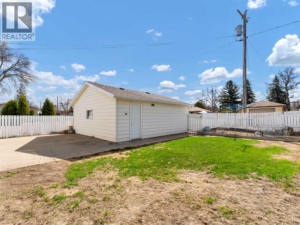 819b 3 Street Se, Medicine Hat, Alberta  T1A 0J4 - Photo 37 - A2308579
