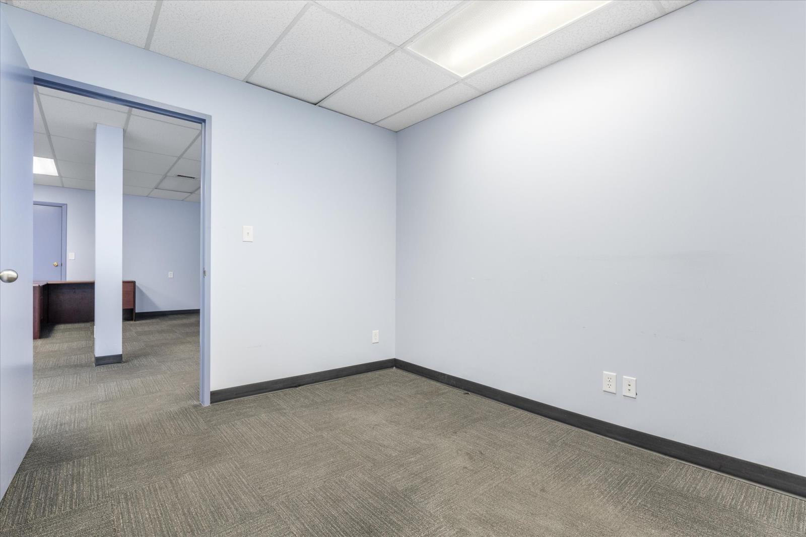 Back Office, 10047  81 Ave Nw, Edmonton, Alberta  T6E 1W7 - Photo 11 - 44811844