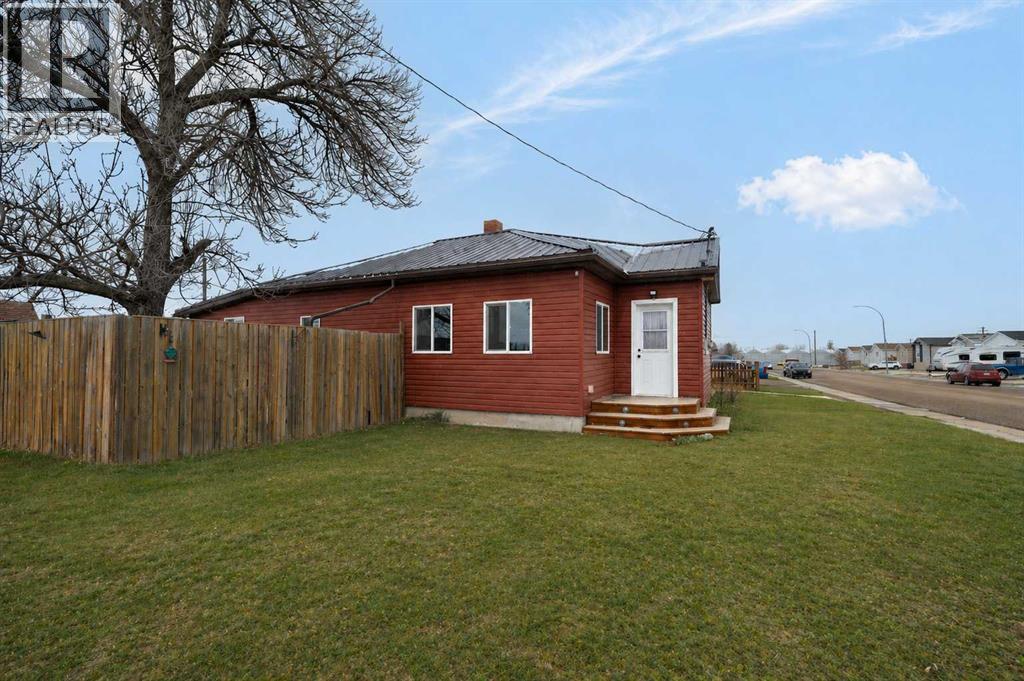 301 2 Street Nw, Redcliff, Alberta  T0J 2P0 - Photo 2 - A2304673