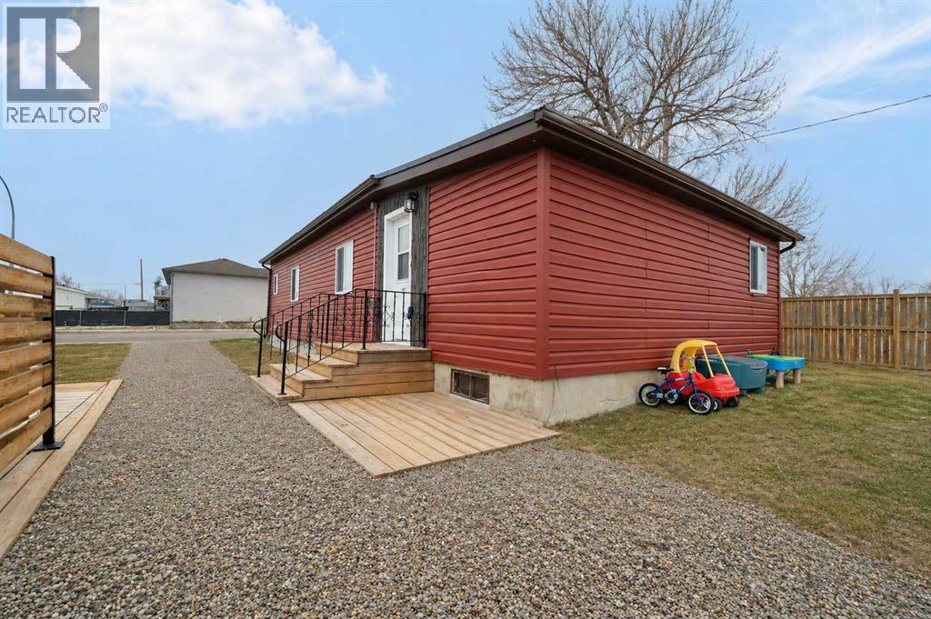 301 2 Street Nw, Redcliff, Alberta  T0J 2P0 - Photo 3 - A2304673