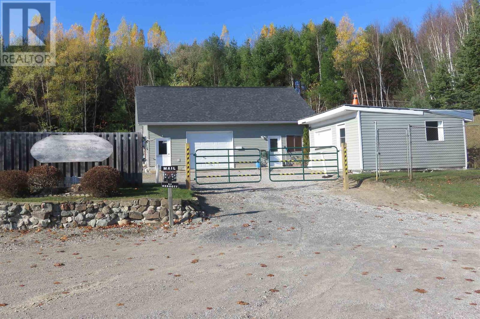 60 Hergott Ave, Elliot Lake, Ontario  P5A 3A8 - Photo 2 - SM260893