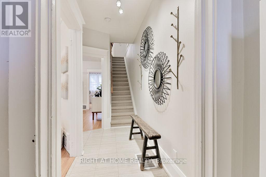 130 Springdale Boulevard, Toronto, Ontario  M4J 1W9 - Photo 5 - E13087862