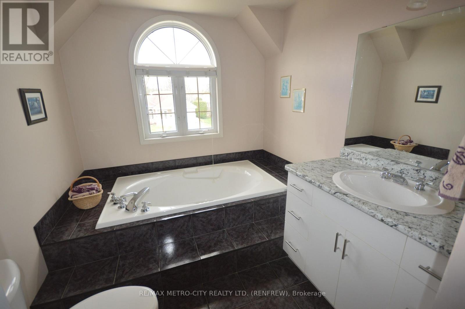 225 Vanier Crescent, Renfrew, Ontario  K7V 4K6 - Photo 11 - X13085398