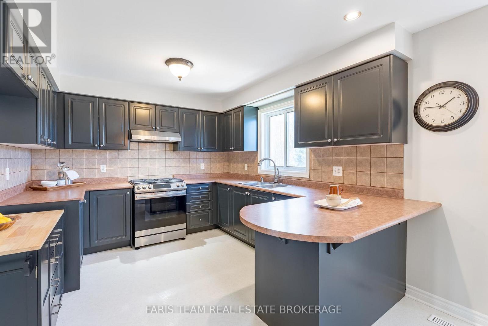 11 Berry Court, Barrie, Ontario  L4N 0J6 - Photo 5 - S12986420