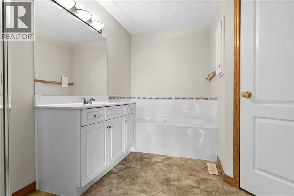 122 Rocky Ridge Villas Nw, Calgary, Alberta  T3G 4R3 - Photo 23 - A2308176