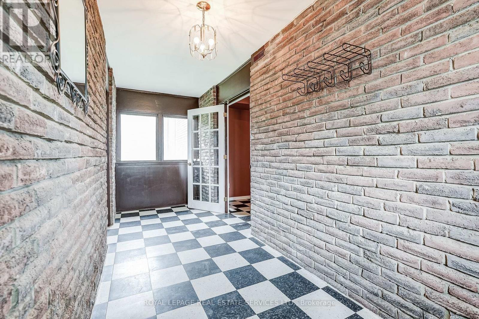 8 Kenninghall Boulevard, Mississauga, Ontario  L5N 1J4 - Photo 5 - W13091368