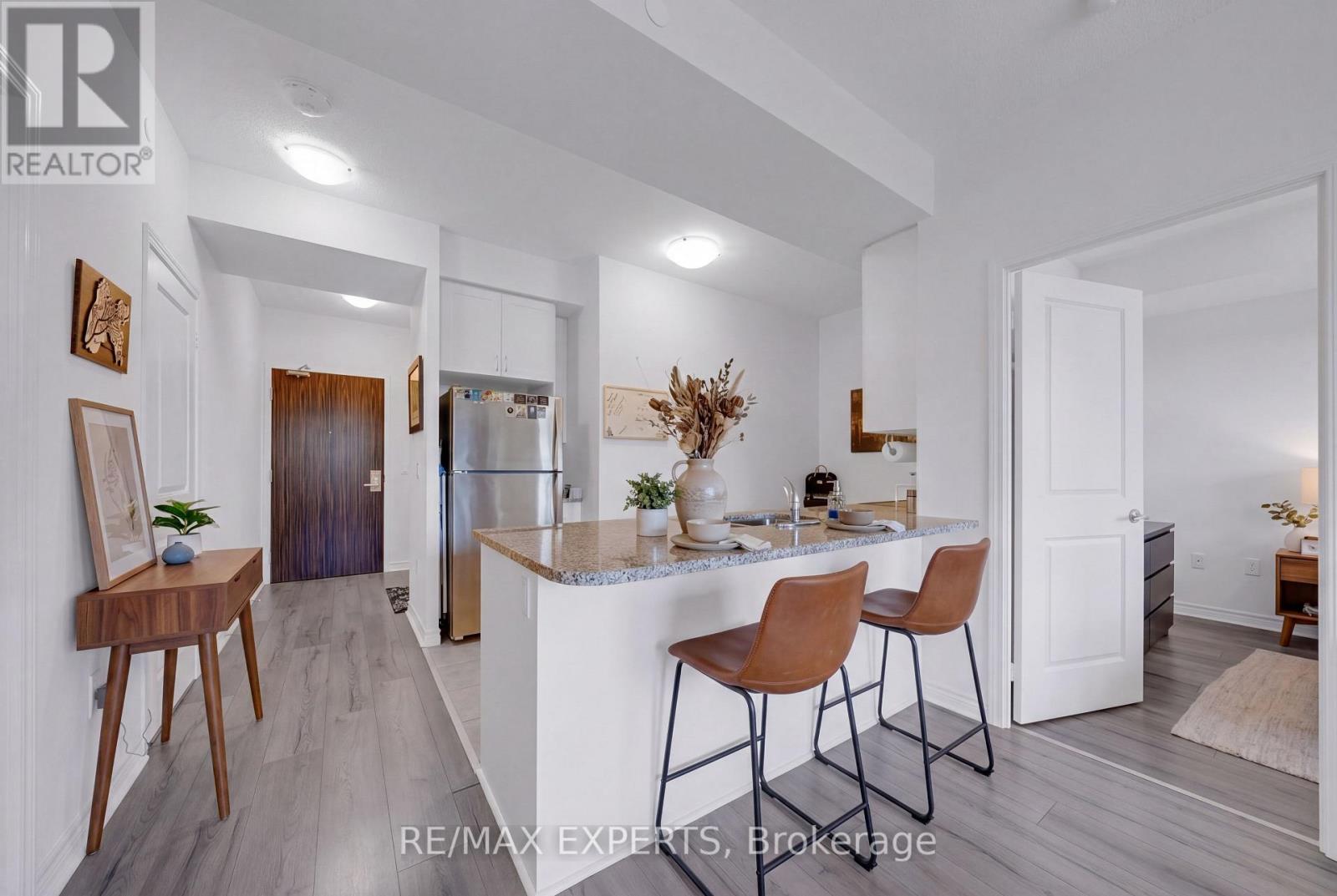 201 - 349 Rathburn Road W, Mississauga, Ontario  L5B 0G9 - Photo 3 - W13091388