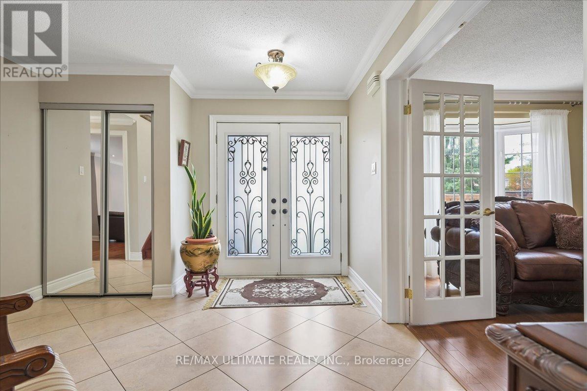 4 Bates Court, Brampton, Ontario  L6X 3E9 - Photo 6 - W13091564