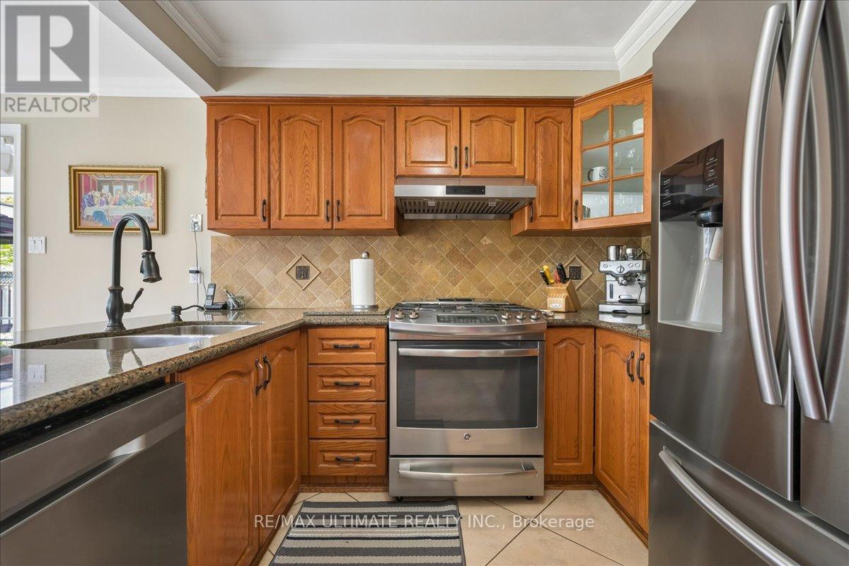 4 Bates Court, Brampton, Ontario  L6X 3E9 - Photo 8 - W13091564