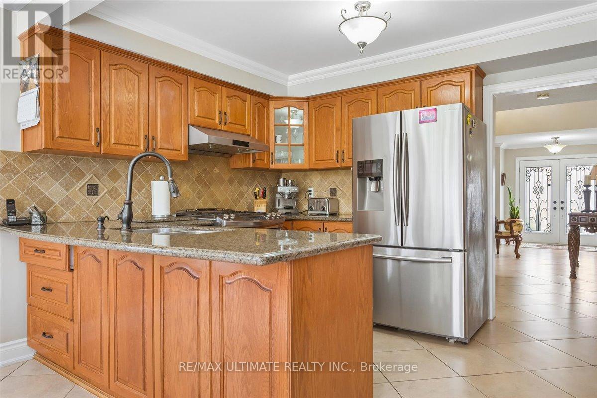 4 Bates Court, Brampton, Ontario  L6X 3E9 - Photo 9 - W13091564