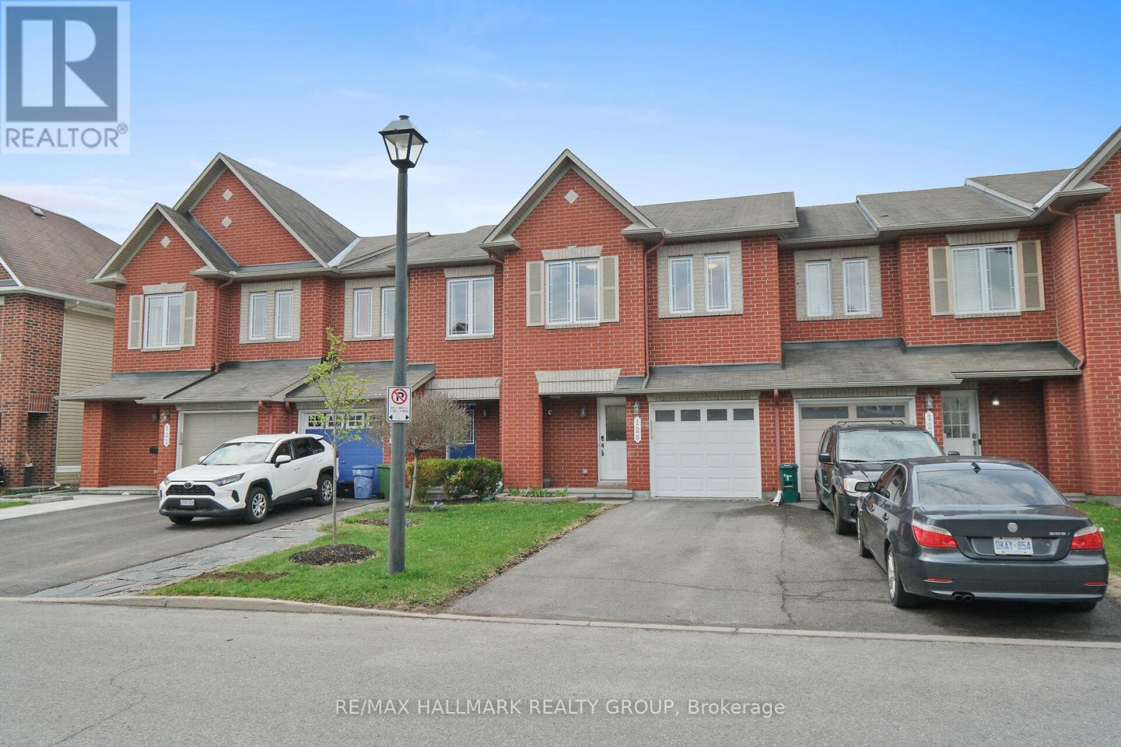 126 SILVERMOON CRESCENT, Ottawa, Ontario