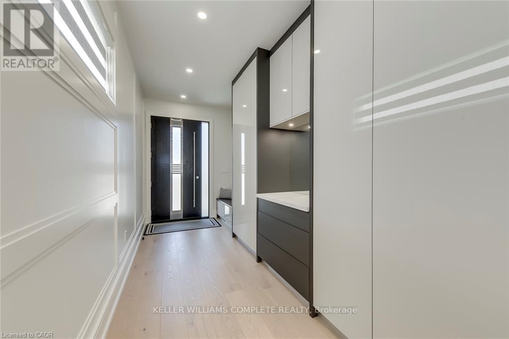 1362 Kenmuir Avenue, Mississauga, Ontario  L5G 4B4 - Photo 3 - W12997440