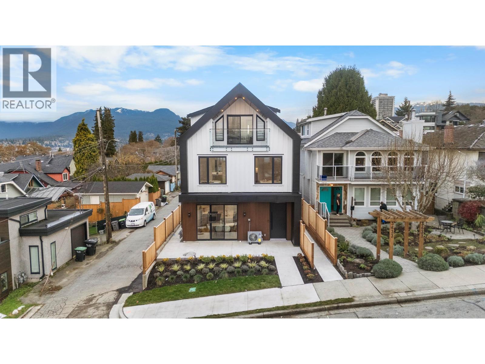 1 3623 Triumph Street, Vancouver, British Columbia  V5K 1V4 - Photo 2 - R3120243
