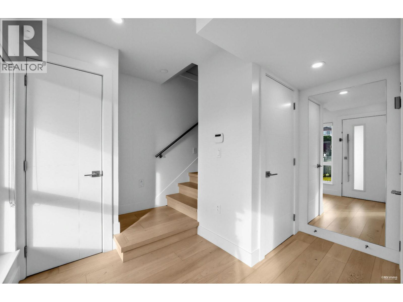 5605 Rumble Street, Burnaby, British Columbia  V5J 2C3 - Photo 3 - R3120266