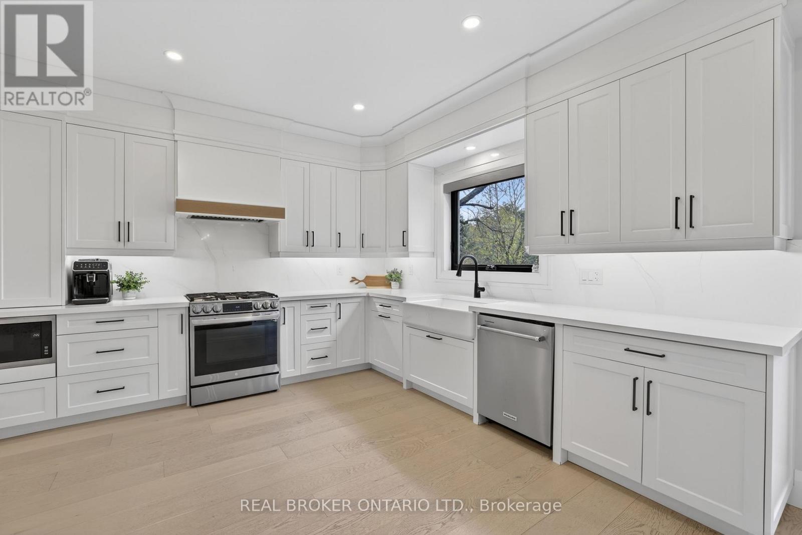 8 Mcquaid Court, East Gwillimbury, Ontario  L9N 1E8 - Photo 3 - N13091640