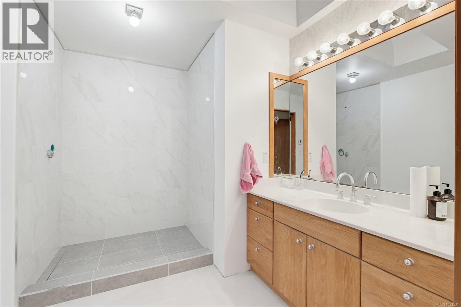 5630 Batu Rd, Saanich, British Columbia  V8Z 6K5 - Photo 33 - 1031531