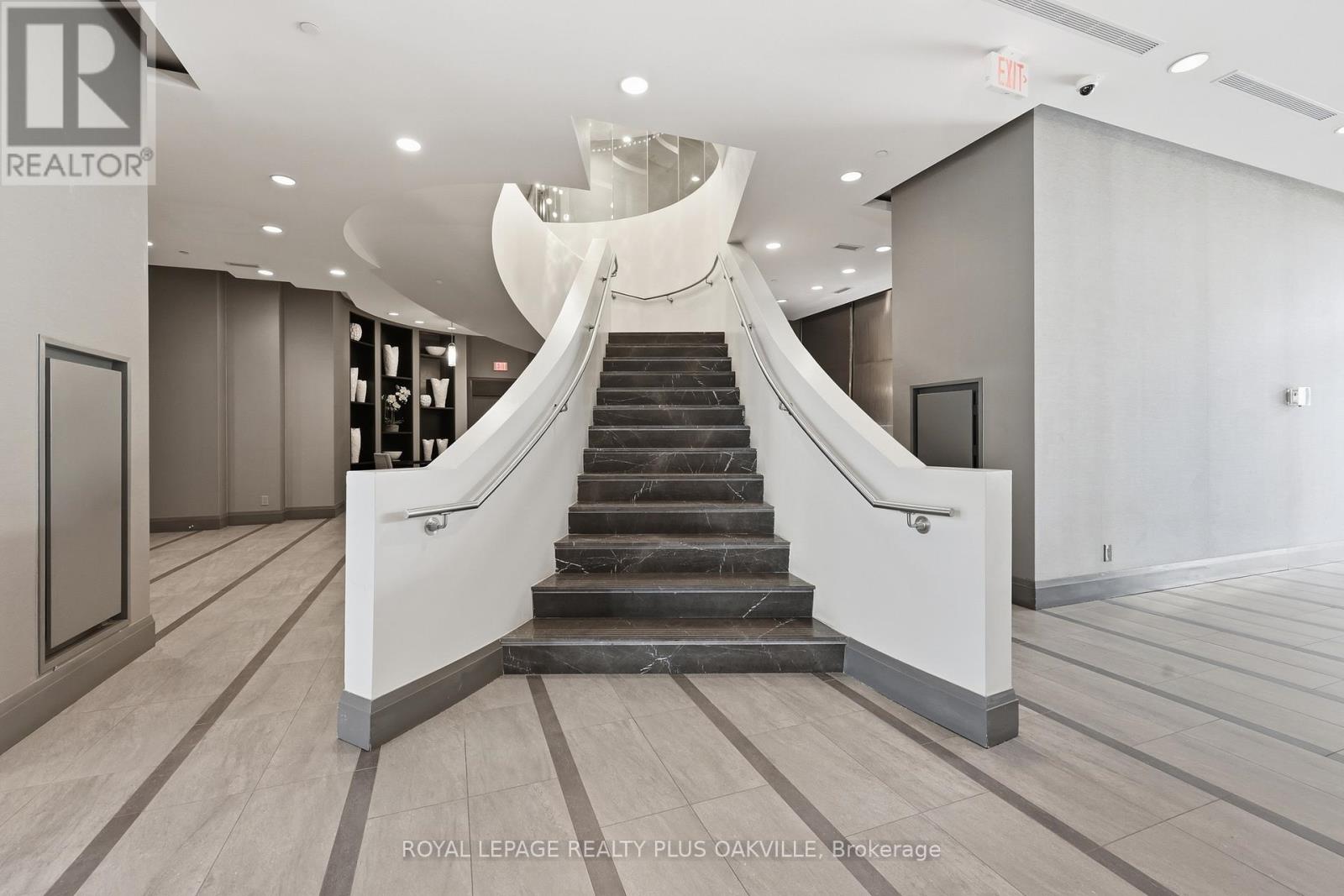 304 - 11 Bronte Road, Oakville, Ontario  L6L 0E1 - Photo 2 - W13091638