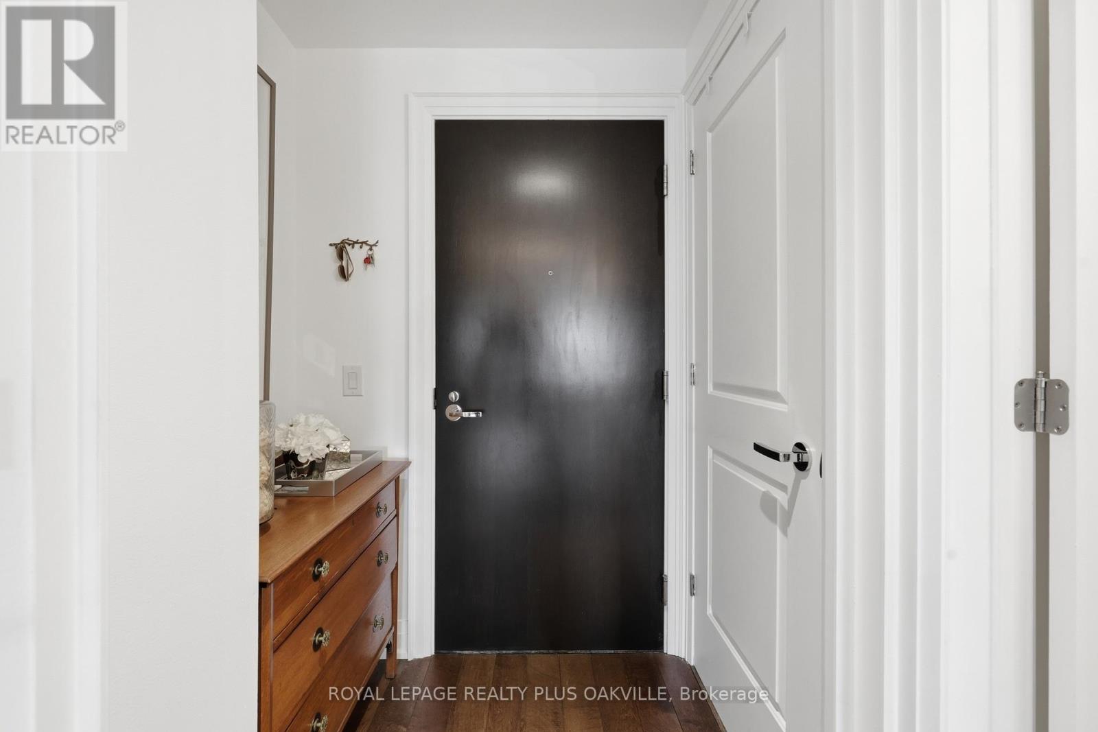 304 - 11 Bronte Road, Oakville, Ontario  L6L 0E1 - Photo 3 - W13091638