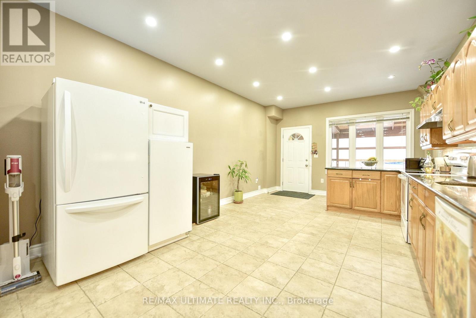 227 Earlscourt Avenue, Toronto, Ontario  M6E 4B4 - Photo 5 - W13056584