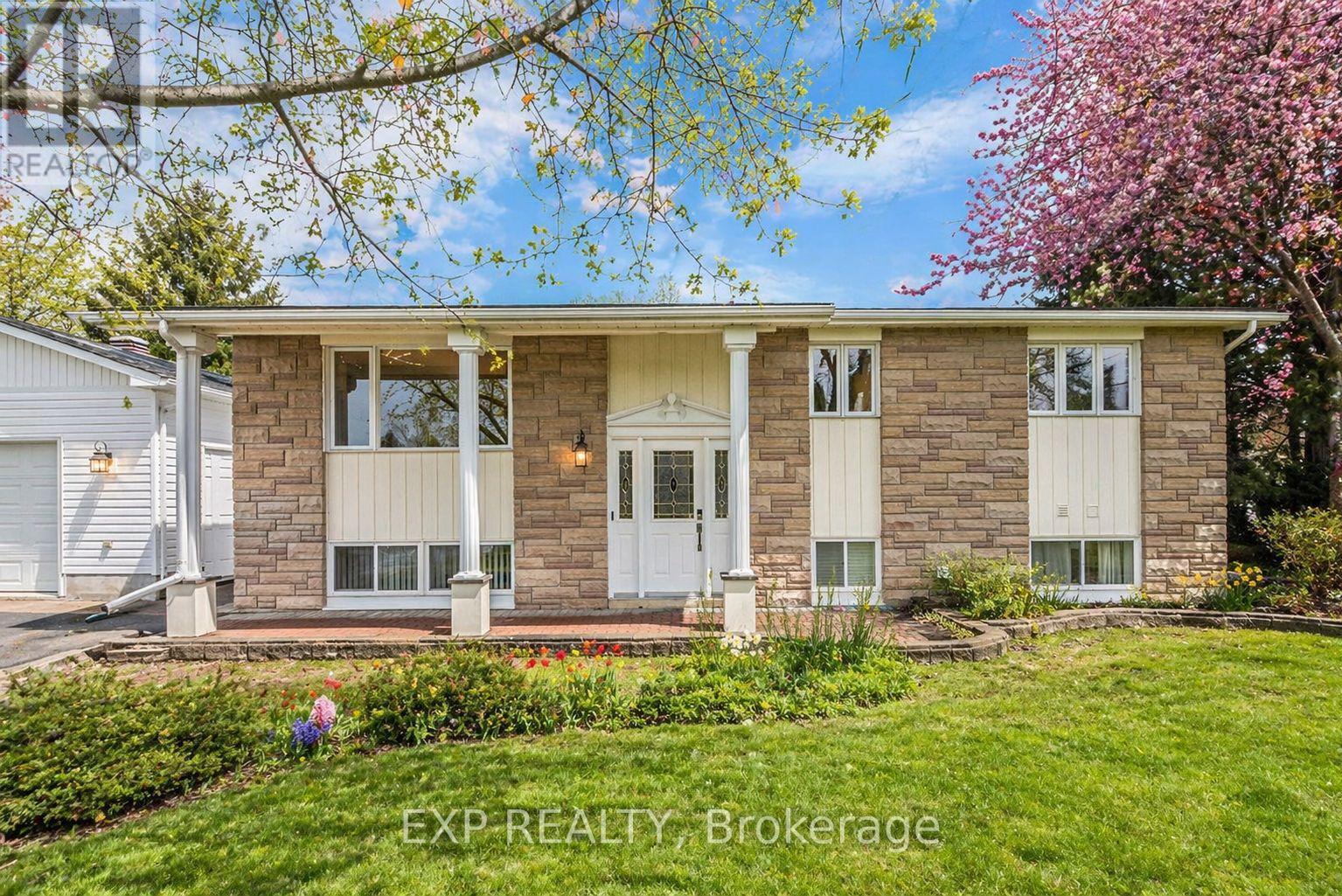 2 CASTLEBEAU STREET, Russell, Ontario