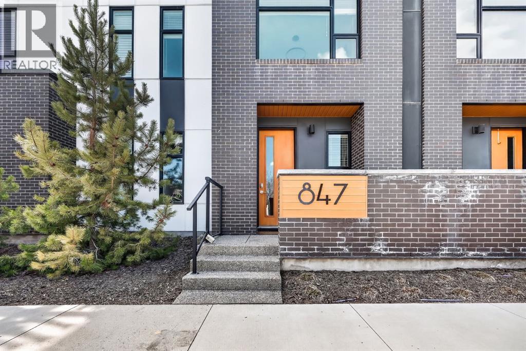 847 77 Street Sw, Calgary, Alberta  T3H 6B2 - Photo 2 - A2306382