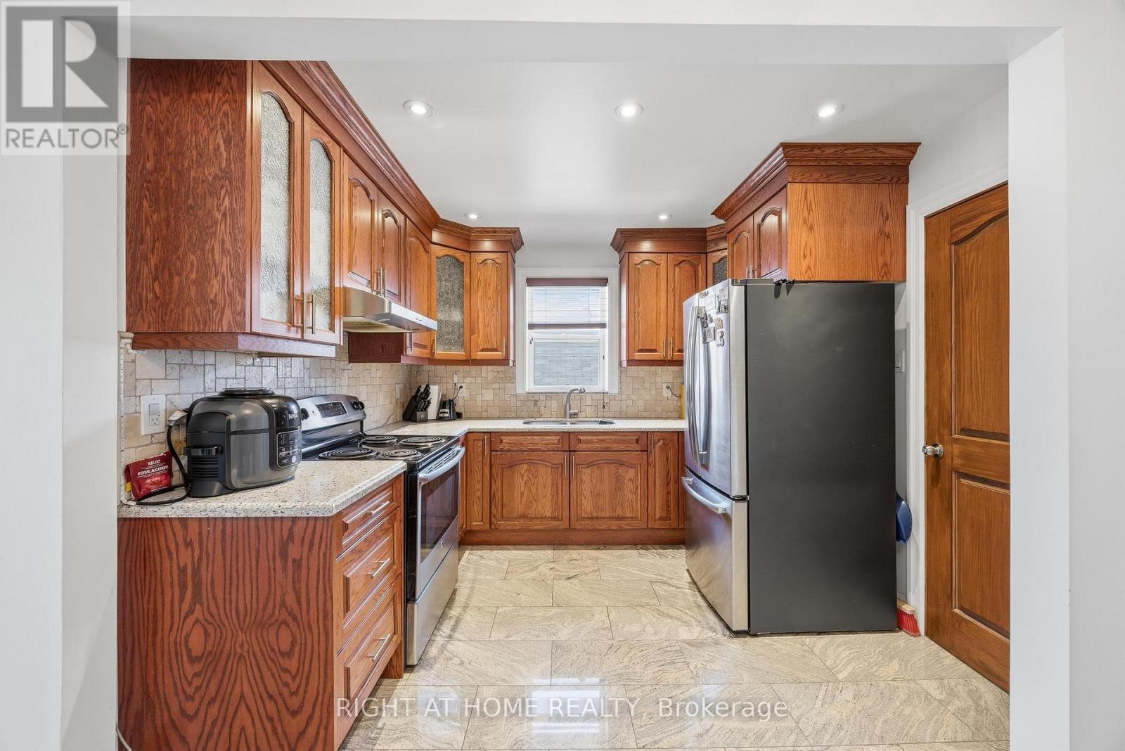 65 Branstone Road, Toronto, Ontario  M6E 4E3 - Photo 17 - W13091802