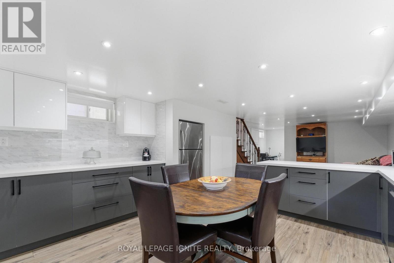 10 Cayuga Avenue, Toronto, Ontario  M6N 2G1 - Photo 7 - W13091848