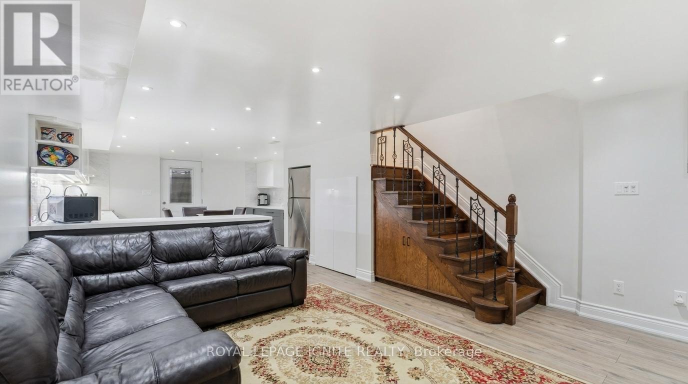 10 Cayuga Avenue, Toronto, Ontario  M6N 2G1 - Photo 9 - W13091848
