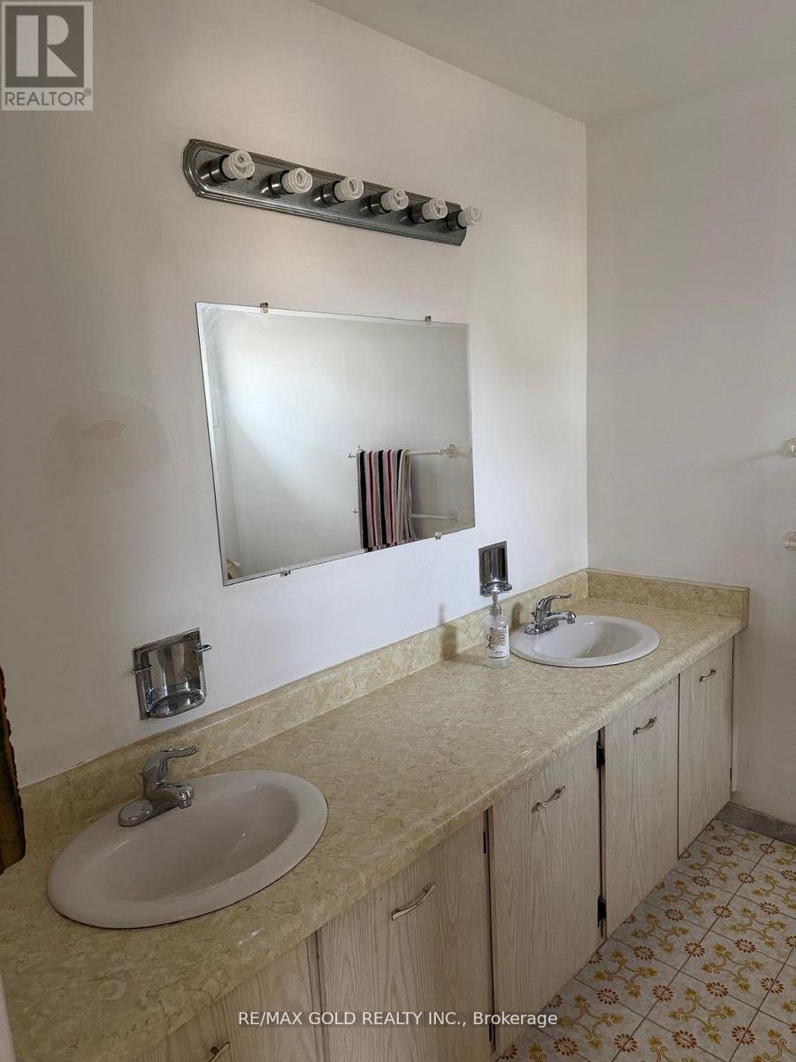 3769 Brandon Gate Drive, Mississauga, Ontario  L4T 3N1 - Photo 11 - W13091952