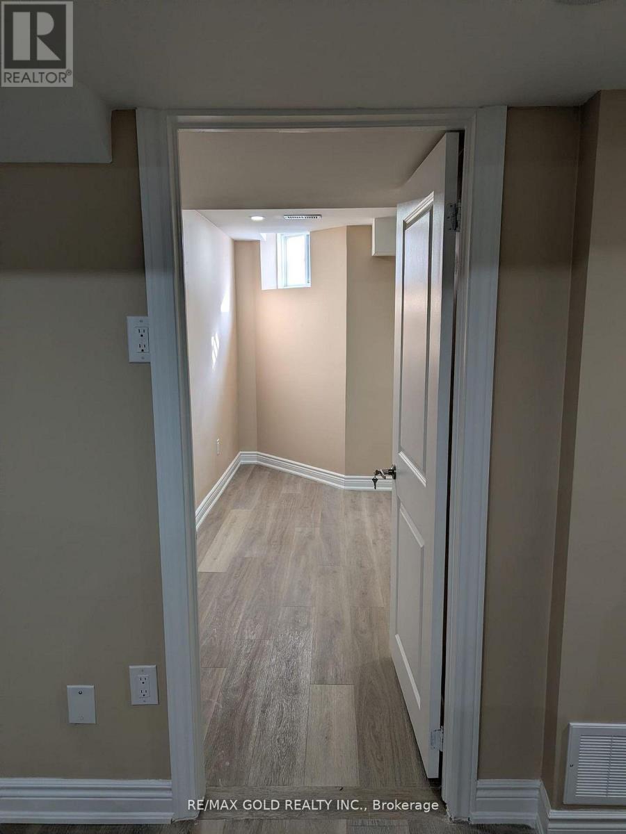 35 Latania Boulevard, Brampton, Ontario  L6P 1T1 - Photo 4 - W13092054