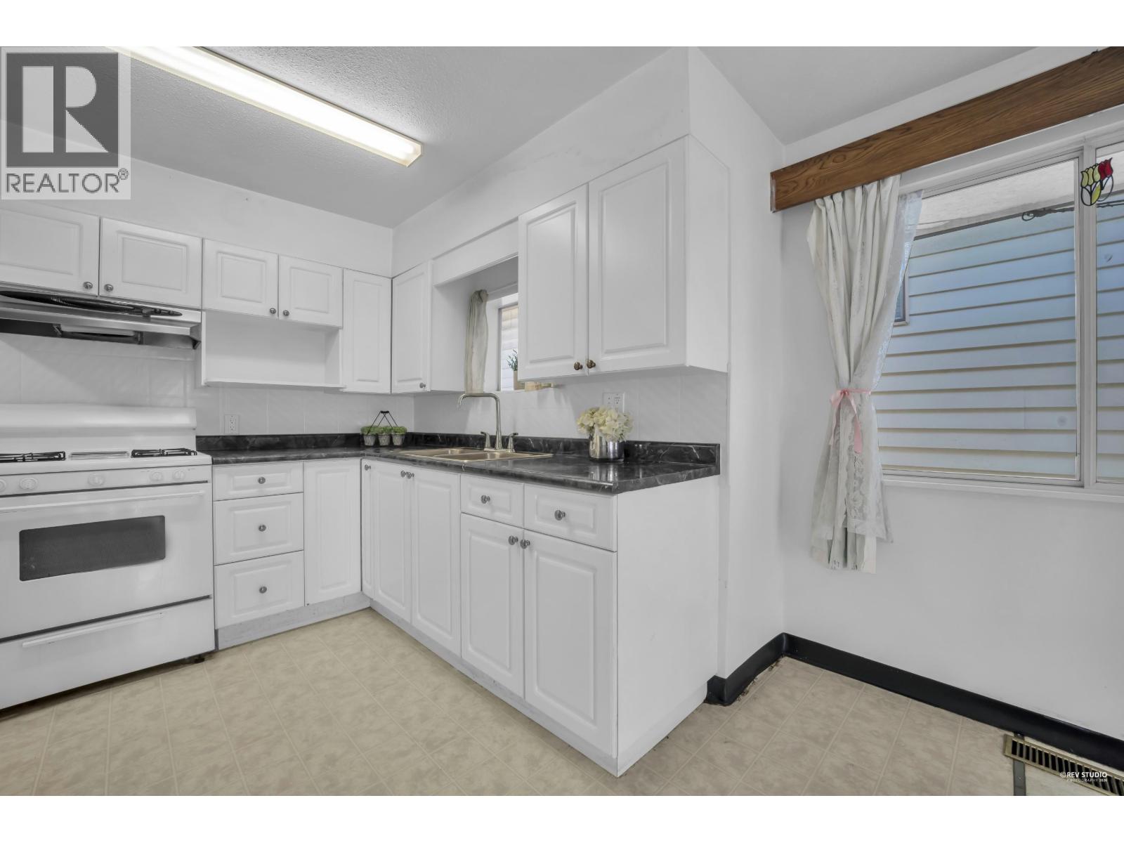3006 E 27th Avenue, Vancouver, British Columbia  V5R 1P2 - Photo 12 - R3120223