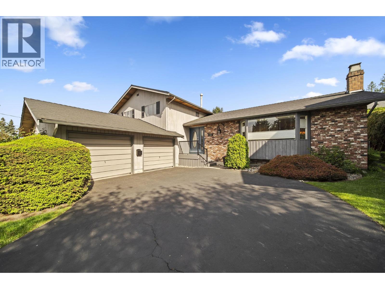 745 Dansey Avenue, Coquitlam, British Columbia  V3K 3G4 - Photo 2 - R3120334
