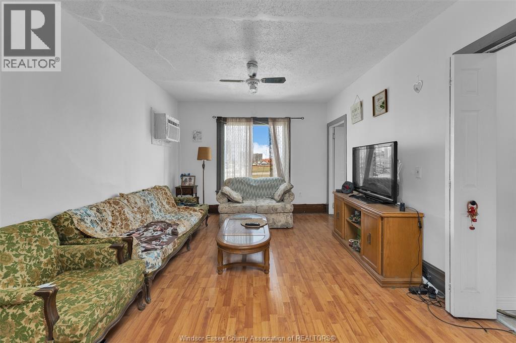 559 Assumption, Windsor, Ontario  N9A 3B3 - Photo 4 - 26010307